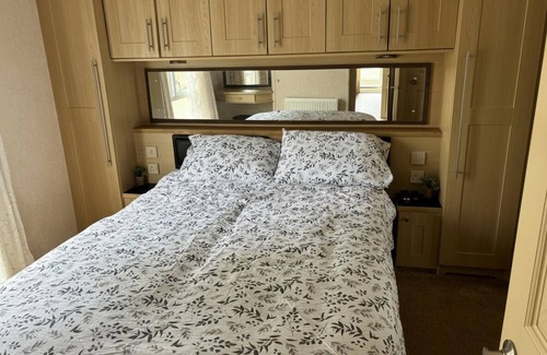 Wesham Cabin | Tranquil Lodge, 2 Bed, Sleeps 4, Free Parking