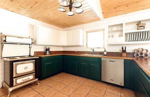 Dripping Springs Cabin | Tranquil Log Cabin : 10 Acre Retreat just minutes from Downtown Dripping Springs