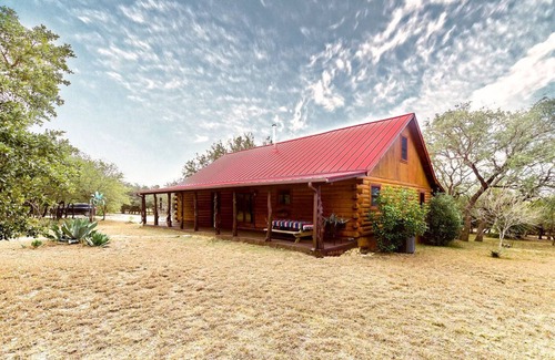 Dripping Springs Cabin | Tranquil Log Cabin : 10 Acre Retreat just minutes from Downtown Dripping Springs