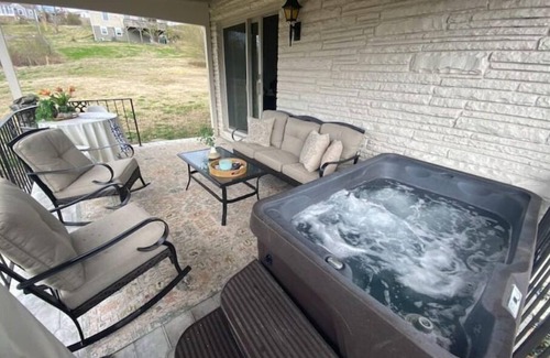 Donelson House | Tranquil Luxury Hot Tub Near Downtown, Airport