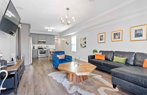 Tulane - Gravier Apartment | Tranquil Mid-City Oasis: 4BR, 3BA ,Gated Pool, Shared Backyard, Parking - Perfect NOLA Getaway!