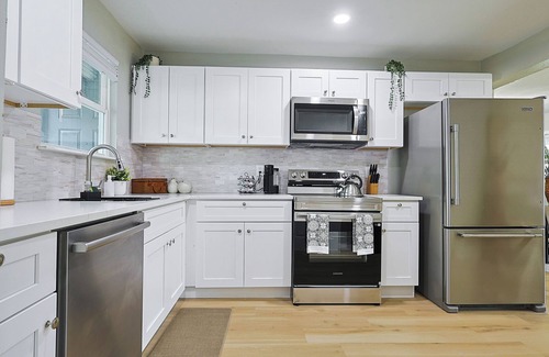 Farmers Branch House | Tranquil Modern 3BR 8 Sleeps Retreat Sauna/Hot Tub/Gym/Game Corporate/Family