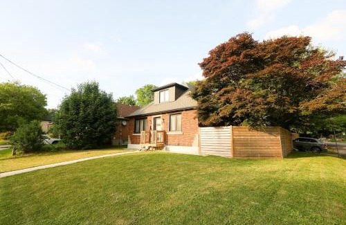 Niagara Falls House | Tranquil Retreat 5BR House With 3 Bath and Backyard, Located Minutes Away From The Falls