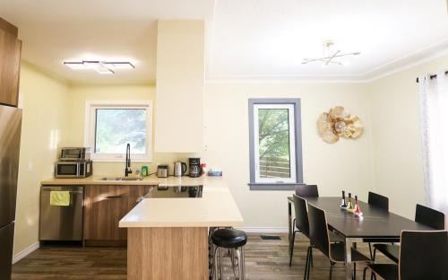 Niagara Falls House | Tranquil Retreat 5BR House With 3 Bath and Backyard, Located Minutes Away From The Falls