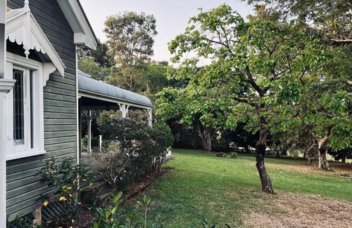 Ewingsdale House | Tranquil Retreat: Charming Country Homestead on 12 Acres, 6km to Byron Bay