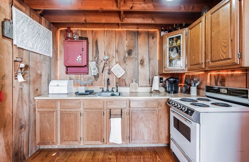 Paw Paw Cabin | Tranquil Rocky Top Cabin with Mountain Views! by RedAwning