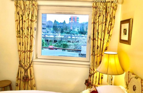 Craigleith House | Tranquil Room In The City