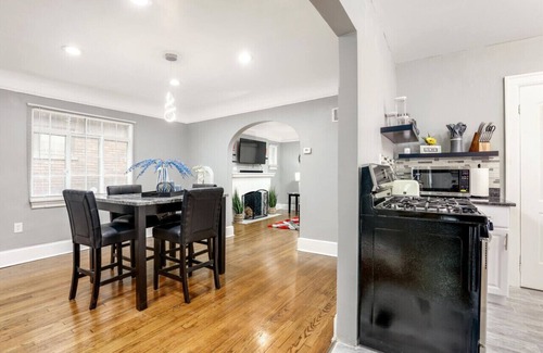 Grosse Pointe Apartment | Tranquil, Stylish & Comfy - Queen Beds