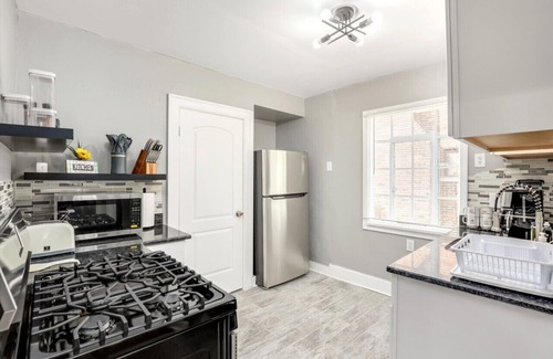 Grosse Pointe Apartment | Tranquil, Stylish & Comfy - Queen Beds