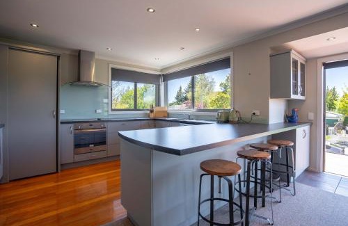 Lake Tekapo House | Tranquil Tekapo Stay Near Lake With Mountain Views