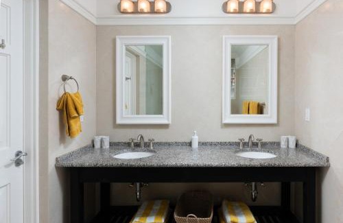 Porters House | Tranquil Townhome, close to beach & dining