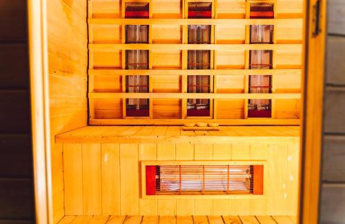 Coldharbour Apartment | TranquilHaus! 3BR Retreat with Spa Saunas, Hot Tub & Garden Cinema