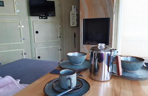 Havelsee House | Traumhaus-auf-dem-Wasser-Modernisiertes-Hausboot-13-x-4-m