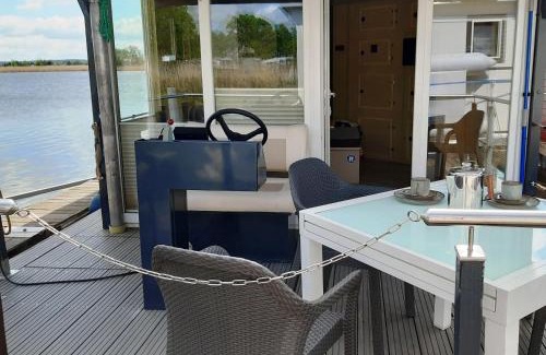 Havelsee House | Traumhaus-auf-dem-Wasser-Modernisiertes-Hausboot-13-x-4-m