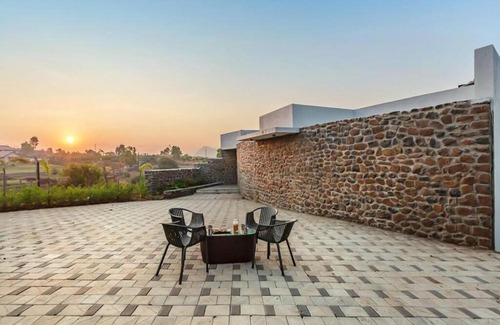 Alwand Villa | Travalong Yamir - 3 BHK Infintiy Pool Villa