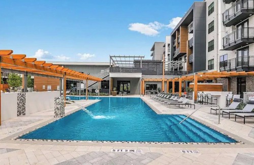 Deerwood Apartment | Travel Nurse who want to take a break after a long shift. a 1b/1b King Bed