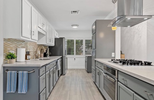 College East House | Traveler's Deam Home - SDSU - Hot Tub - Pool Table
