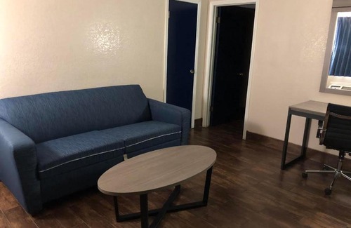 Wharton Hotel | Travelers Inn and Suites Wharton