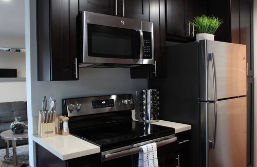 Westlake Village Apartment | Traveling professionals love it here!