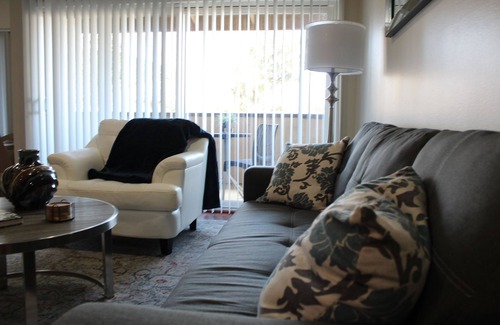 Westlake Village Apartment | Traveling professionals love it here!