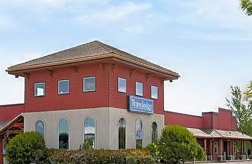 Halsey Hotel | Travelodge by Wyndham Pioneer Villa