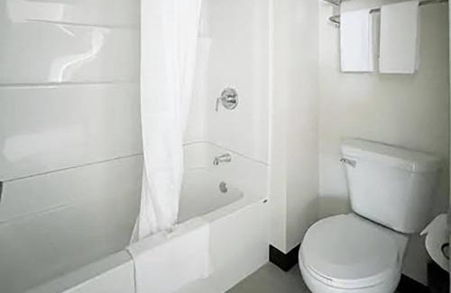 Atlanta Hotel | Travelodge by Wyndham Atlanta, Illinois