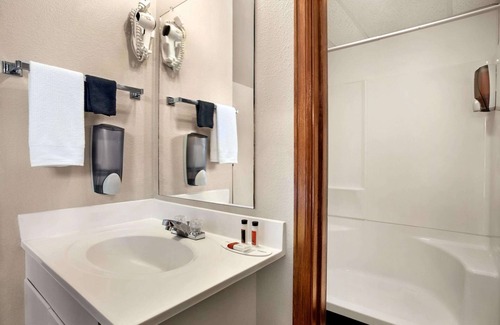 Guernsey Hotel | Travelodge by Wyndham Guernsey