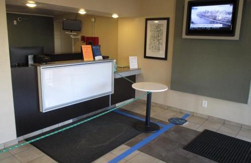 Lansing Hotel | Travelodge by Wyndham Lansing