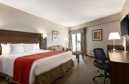 Kingston Hotel | Travelodge Hotel by Wyndham Kingston Lasalle
