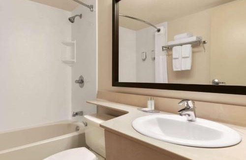 Moncton Hotel | Travelodge Suites by Wyndham Moncton