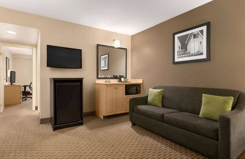 Moncton Hotel | Travelodge Suites by Wyndham Moncton