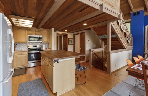 Allyn-Grapeview House | Treasure Island Beach House w/Kayaks, Fun, Views, and Hot Tub!