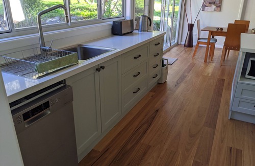 Pearl Beach House | "Tree Breeze, on the sunny side of the street"