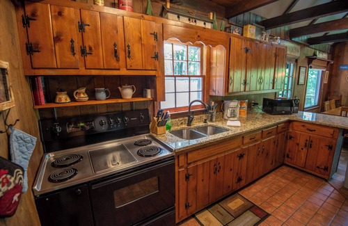 Shatley Springs Cottage | Tree House Chalet - Hot Tub - Firepit - Gas Fireplace - Close to Shatley Springs Restaurant