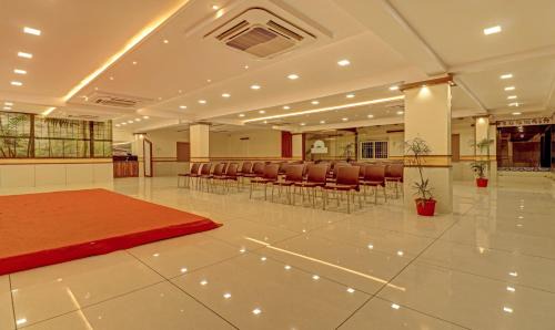 Dwaraka Nagar Hotel | Treebo Rainbow Grand