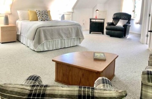 Manchester Center Apartment | Treehouse Guest Suite in Manchester