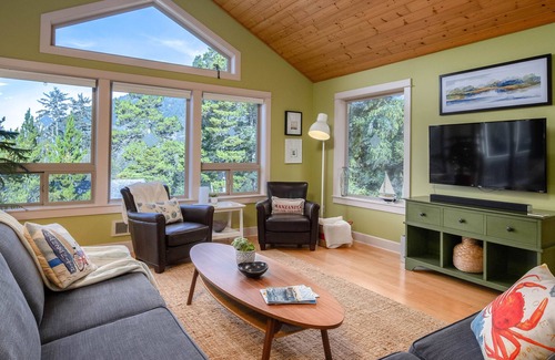 Neahkahnie Beach Cabin | Treehouse Hideaway by Avantstay Mountain View Beach House Walk to Manzanita Beach