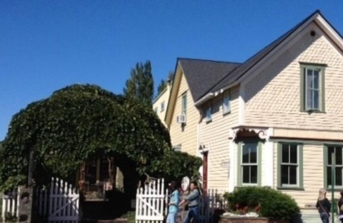 Friday Harbor Condo | Treehouse Suite - Downtown - Walking Distance to Ferry, Stores, Restaurants!