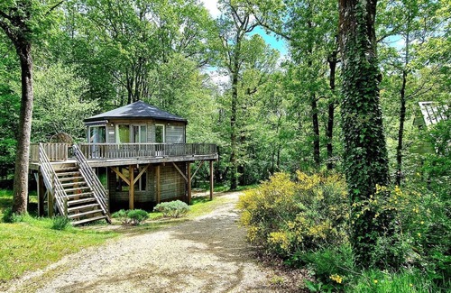 Biron Cabin | Treehouse with a view of the Château de Biron and shared pool