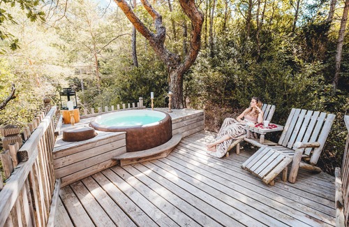 Serres Cabin | Treehouse with private Jacuzzi - Bois d'Arambe
