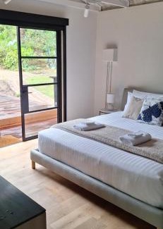 Warburton House | Treetop Retreat with Private Spa Mountain Views