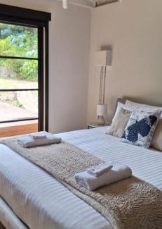 Warburton House | Treetop Retreat with Private Spa Mountain Views
