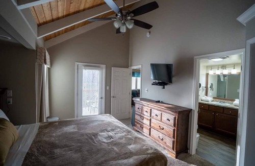 Gatlinburg Resort | Treetops Resort Lofts-Smokey Mtns/Gatlinburg.King Suite,Queen Bedroom 2 Twin