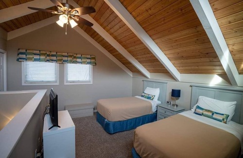 Gatlinburg Resort | Treetops Resort Lofts-Smokey Mtns/Gatlinburg.King Suite,Queen Bedroom 2 Twin