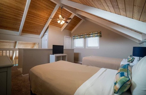 Gatlinburg Resort | Treetops Resort Lofts-Smokey Mtns/Gatlinburg.King Suite,Queen Bedroom 2 Twin