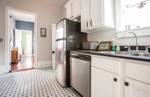 Seventh Ward House | Treme Shotgun House 3 Blocks to French Quarter Sleeps up to 2