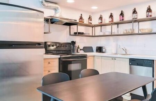 East Village Apartment | Trendy Loft | Downtown | UG Park | Sofa Bed