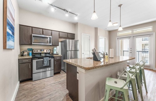 Pleasant Valley Apartment | Trendy SoCo 2BR King Suite w/GymPickleballLaundry