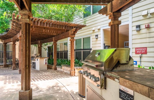 Pleasant Valley Apartment | Trendy SoCo 2BR King Suite w/GymPickleballLaundry