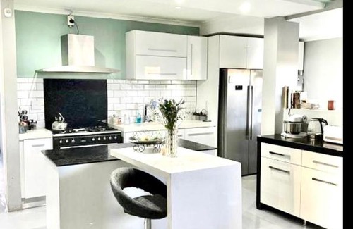 Cape Town House | Trendy spacious house with continuous wifi even during load shedding within Century City area